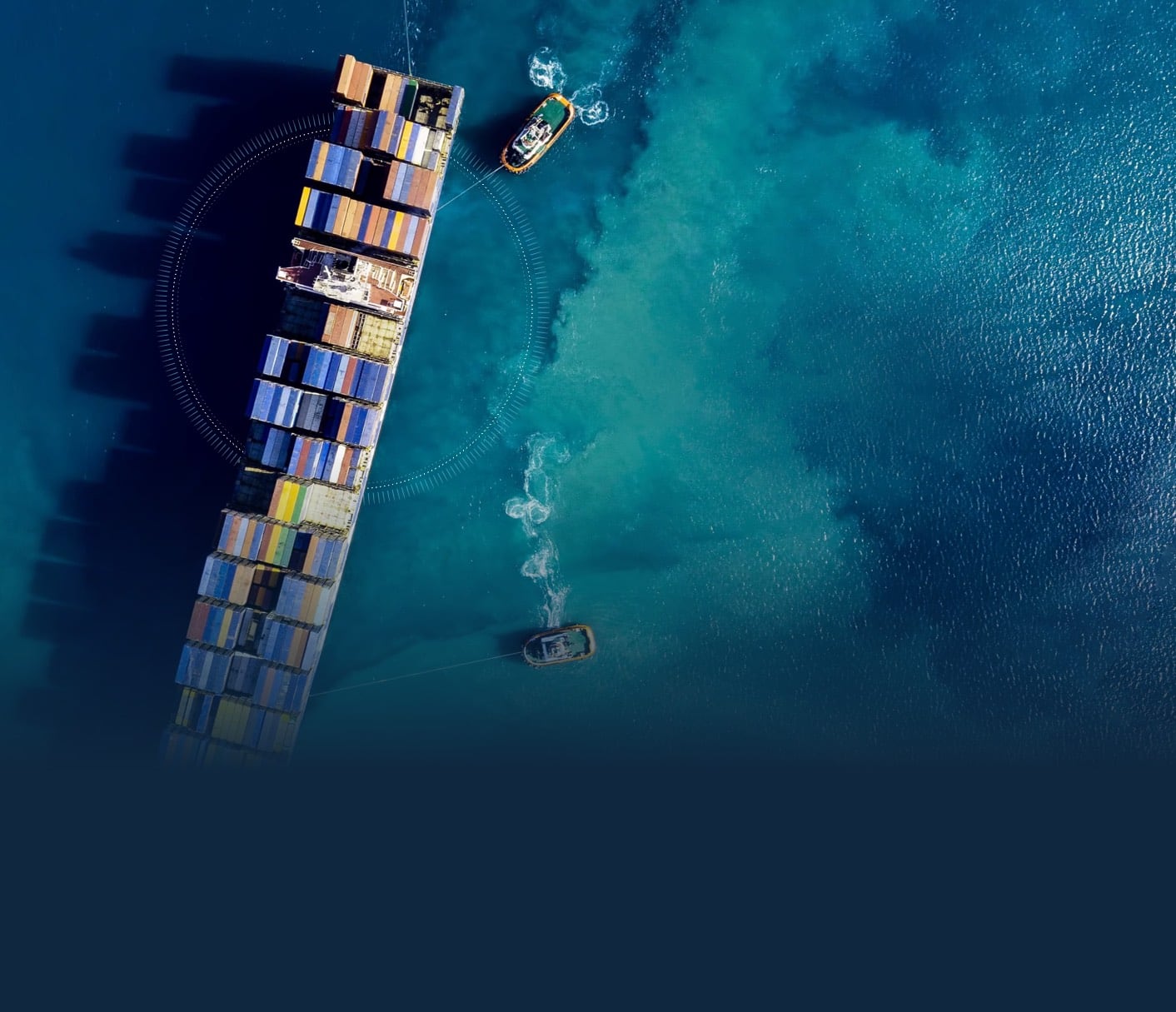 Vista aérea de un buque portacontenedores en el mar, la ruta de exportación de Costa Rica hacia Estados Unidos y Europa