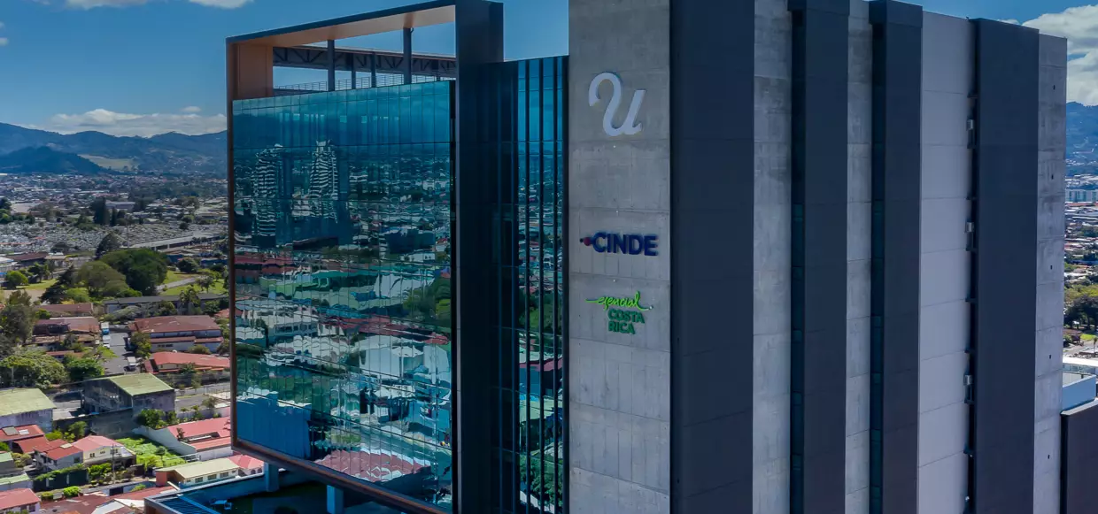Edificios de oficinas en San José, Costa Rica, con las montañas del Valle Central al fondo