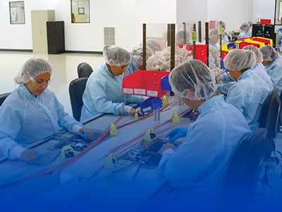 Técnicos en una línea de ensamble de dispositivos médicos en Costa Rica