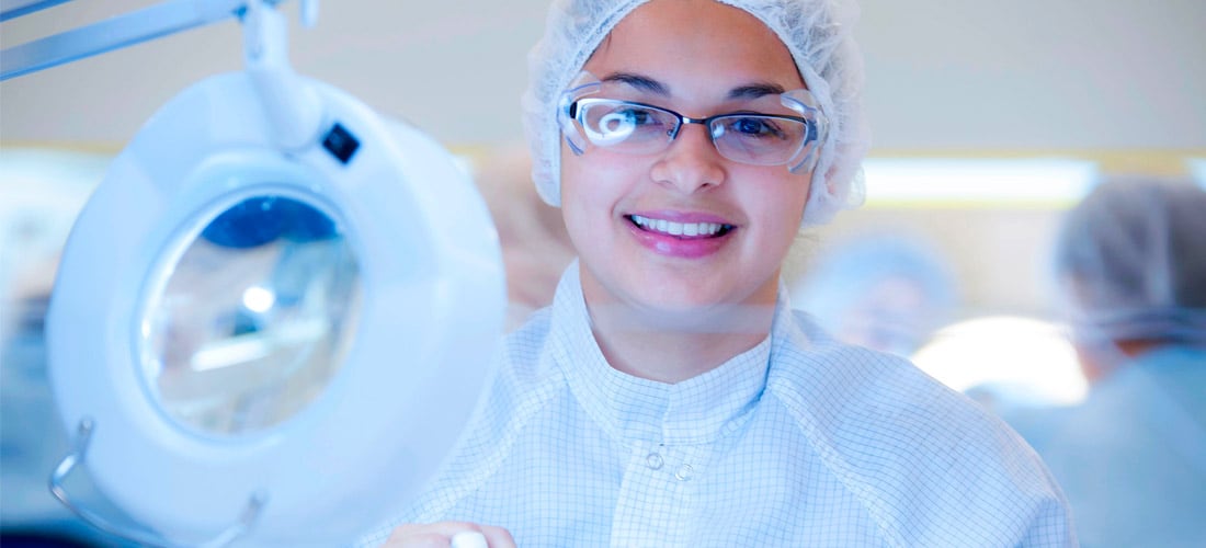 A woman working in Costa Rican life sciences sector
